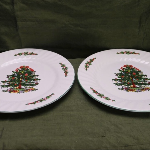 Christmas Village 2 Dinner Plates Swirl Pattern Holly Green Trim Tree - Picture 6 of 7